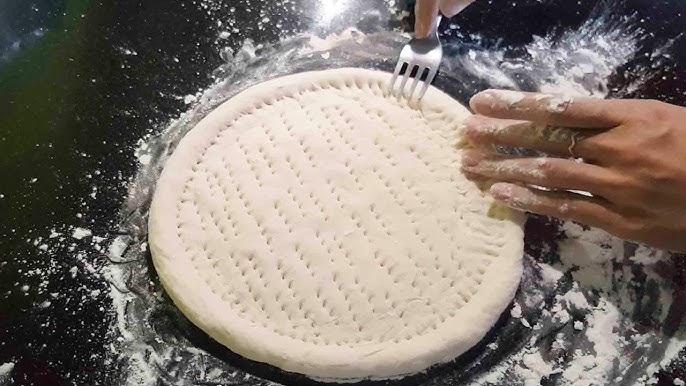 Tạo hình đế bánh pizza 